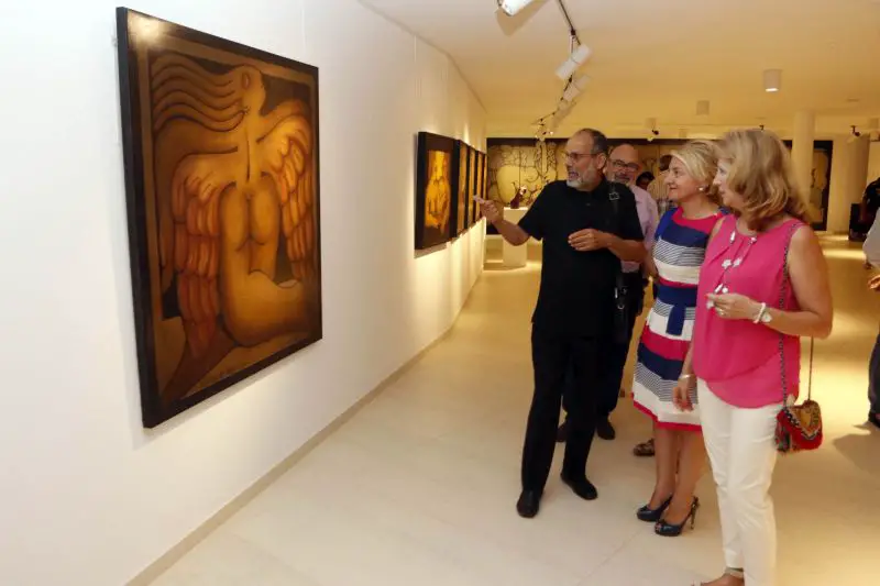 Eloísa Cabrera, teniente alcalde de Roquetas, inauguró anoche la exposición ‘Exhuberancia’, con obras de gran formato, dentro del XV Aniversario del Coso Taurino