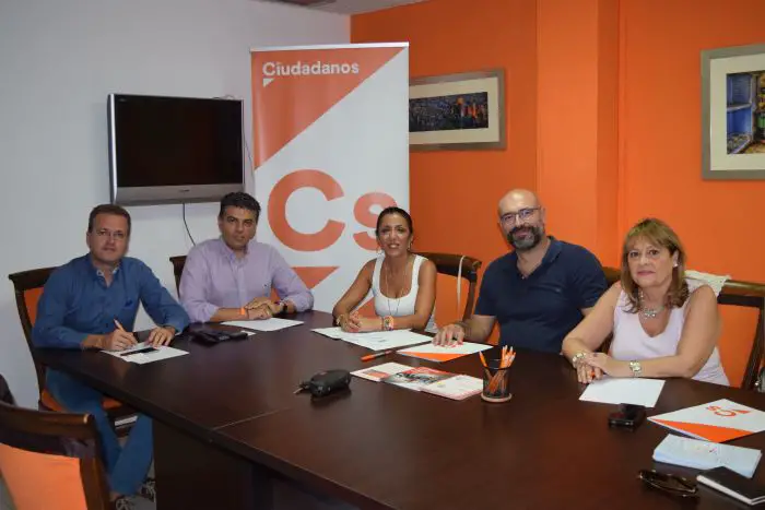 Los representantes de Cs Almería se muestran concienciados con la problemática de este colectivo e informan de las iniciativas impulsadas a nivel nacional, regional y local para conseguir soluciones reales.