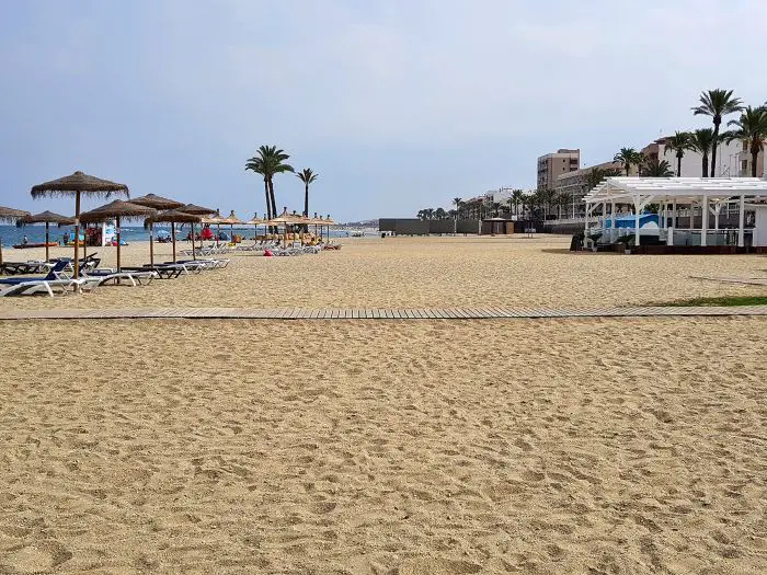 La alcaldesa socialista, María López,pide a Costas una acción urgente para recuperar los espigones que permitan mantener las playas en activo.