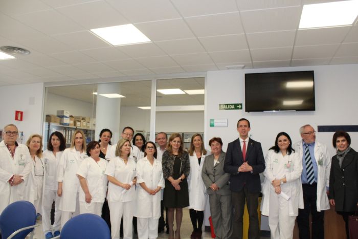 La consejera de Salud, Marina Álvarez, ha recorrido hoy distintas áreas del centro hospitalario ubicado en Huércal-Overa y ha mantenido un encuentro con profesionales.