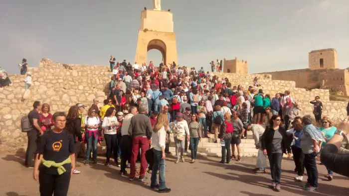 La Asociación Amigos de la Alcazaba organizó el sábado una visita guiada a las murallas medievales de Almería, una visita lúdica para a su vez reivindicar el mal estado de las mismas.