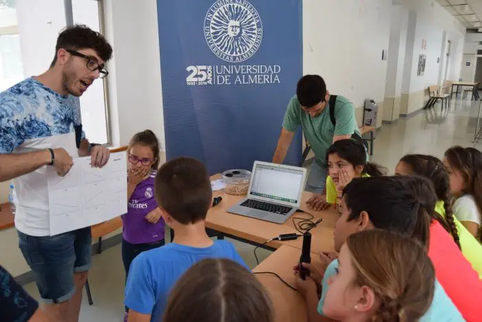 La Universidad de Almería propone una nueva actividad de divulgación científica con enorme éxito de participación tras haber sido anunciada en su herramienta web UALJoven, y durante cuatro días busca “hacer cantera” de investigadores entre estudiantes de Primaria y Secundaria.