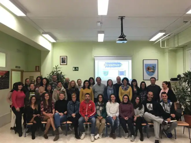 La delegada de Educación ha visitado el CEIP Laimún que desarrolla una
iniciativa de formación del profesorado en Finlandia, Inglaterra y Francia.