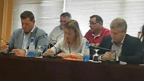 Lourdes García Garzón: “El alcalde se comprometió a darnos una respuesta sobre los vehículos oficiales pero, medio año después, seguimos esperándola”.