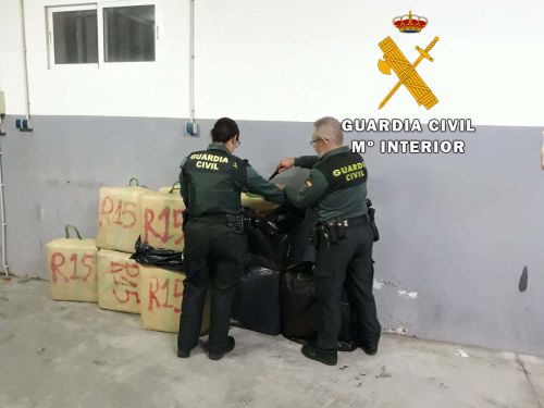 La Guardia Civil practica la detención de una persona por tráfico de drogas en una actuación preventiva de seguridad ciudadana realizada en la localidad de Huércal Overa. El detenido transportaba 10 bultos con un total de 327 kgs de hachís desde Málaga a Barcelona.