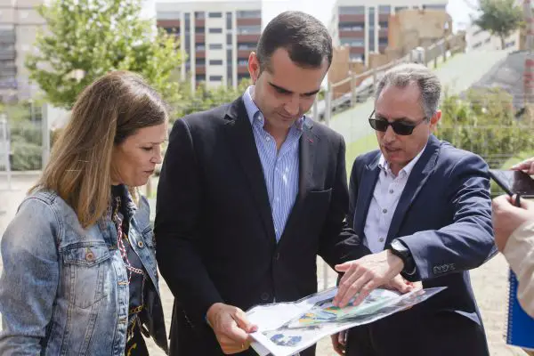 El alcalde ha visitado en el parque las obras de mejora del espacio Alcazaba que, con una inversión de 48.000 euros, vendrán a sustituir el pavimento deteriorado y añadir nuevos elementos de juego.