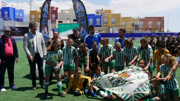Las sevillanas se alzaron con el primer puesto, tras ganar 4-1 al Granada C.F. en un evento celebrado en un extraordinario ambiente y con un éxito de asistencia.