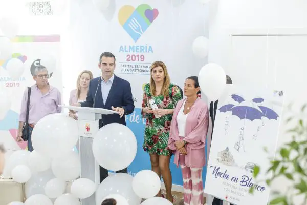 El alcalde presenta el programa, con más de una veintena actividades, y que continuará el 7 de junio en Nueva Andalucía, el día 8 en La Cañada y el 14 en El Alquián.