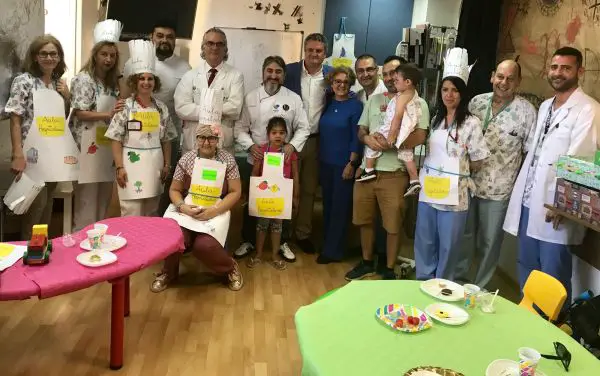 La actividad, que ha contado con la colaboración del chef Tony García y ‘Almería 2019’, se enmarca en la ‘Semana de Hábitos Saludables’ del centro sanitario.