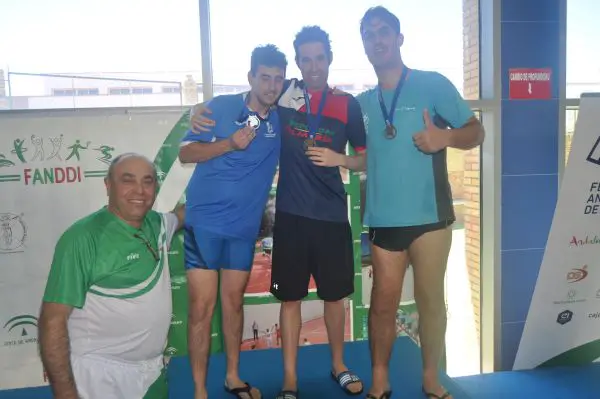 Los dos nadadores que acudieron al andaluz, lograron colgarse 6 medallas.