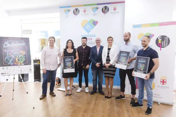 La concejala de Promoción de la Ciudad, Carolina Lafita, y el presidente de Ashal, Diego García, han anunciado en la sede de Almería 2019 los locales ganadores.