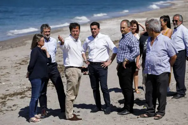 El diputado nacional ha visitado la Playa de Balerma para comprobar ‘in situ’ el estado del frente costero a poco más de un mes para que comience la temporada estival.