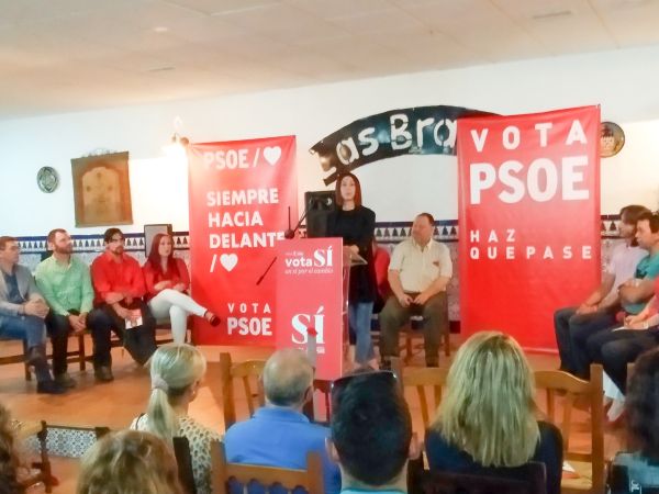 Sánchez Teruel define a la candidata como “una mujer muy trabajadora y con las ideas muy claras para hacer de Balanegra un pueblo mejor”.