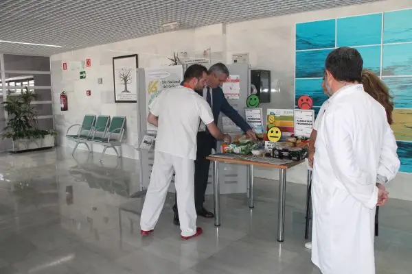 Dentro de la Semana de Promoción de Hábitos Saludables de Almería, el centro ha acogido hoy una mesa informativa con información y consejos para los pacientes.