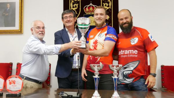El alcalde recibe al CD Marrajos como campeones de Liga Provincial, un título que revalidan por tercer año y a los más pequeños del club por su buen papel en el Campeonato de España Gradual.