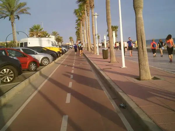 Grupo de jóvenes haciendo footing por el carril-bici en Almería