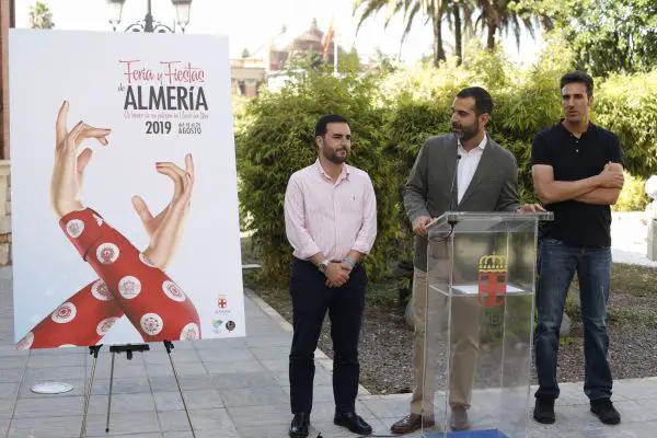 El alcalde en funciones, Ramón Fernández-Pacheco, ha presentado la obra vencedora del concurso organizado por el Área de Cultura y del que ha resultado ganador el diseñador gráfico Rubén Lucas García.