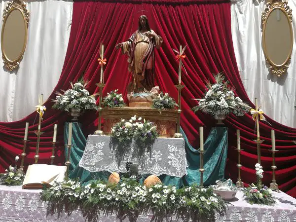 La Hermandad de la Macarena ha conseguido el segundo premio de la cuarta edición de este concurso de altares efímeros.
