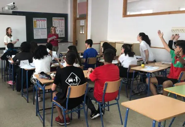 Un total de 34 voluntarios de la entidad imparten sus conocimientos en 20 centros de la provincia. En la imagen, las voluntarias María Jesús Soler y Ana María Aguera, en el IES Alborán-Manuel Cáliz de Almería.