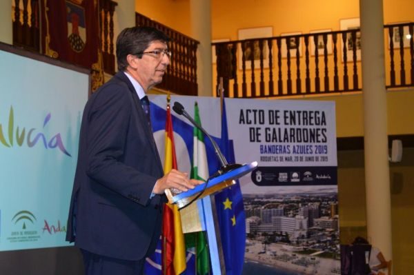Juan Marín recuerda que se establecerá una estrategia conjunta para incrementar el número de Banderas Azules en la próxima convocatoria.