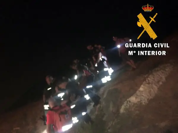 Guardia Civil de Almería, Bomberos de Almería, Policía Local y una ambulancia medicalizada del 061 realizaron el rescate a pie y su evacuación al centro hospitalario de Torrecárdenas.