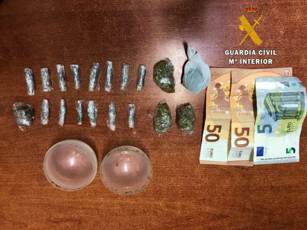Los agentes encuentran “hachís” y “marihuana”, perfectamente dosificados, para su posterior venta en el interior de una bola de plástico en poder del detenido.