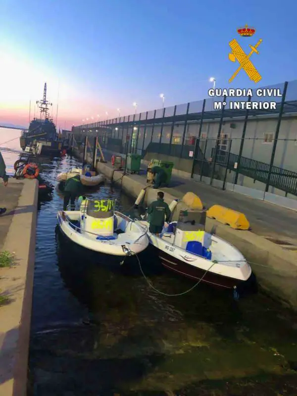 Asimismo, se han intervenido cuatro embarcaciones y se ha auxiliado a 79 personas que estaban siendo trasladadas hacinadas y en pésimas condiciones hasta las costas de Almería.