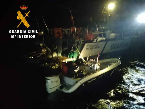 Asimismo, se han intervenido cuatro embarcaciones y se ha auxiliado a 79 personas que estaban siendo trasladadas hacinadas y en pésimas condiciones hasta las costas de Almería.