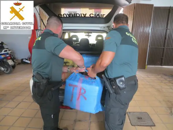 La Guardia Civil aprehende 11 fardos de hachís (417 kilos), 5 garrafas de 25 litros de gasoil y 3 teléfonos móviles.