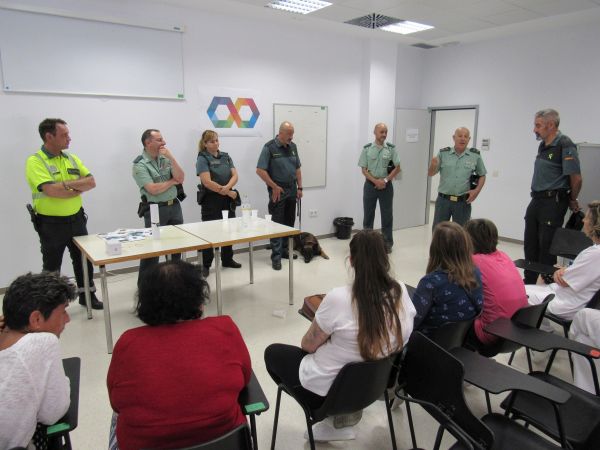 Agentes de varios servicios de la Comandancia de Almería se han desplazado hasta el centro, para contar a los niños y niñas atendidos en Pediatría su labor en diferentes áreas.