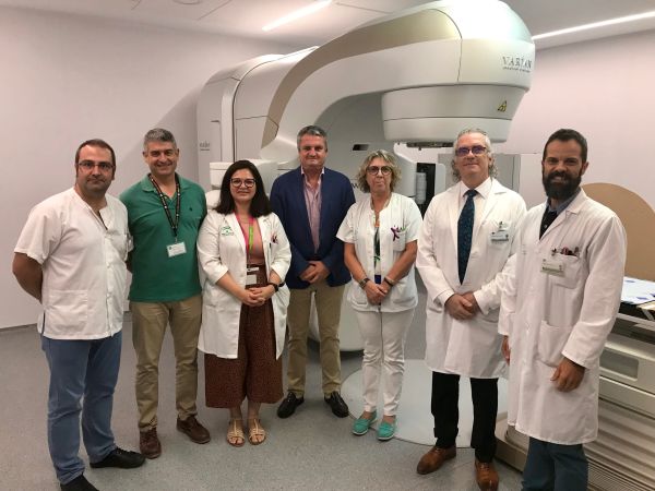 Juan de la Cruz Belmonte ha estado acompañado por el gerente del Hospital Universitario Torrecárdenas y los responsables de las empresas constructoras.