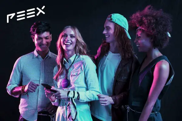 La rompedora tecnología patentada de PEEX permite a los asistentes a los conciertos adaptar y personalizar su experiencia musical en directo a través de la realidad aumentada de audio.