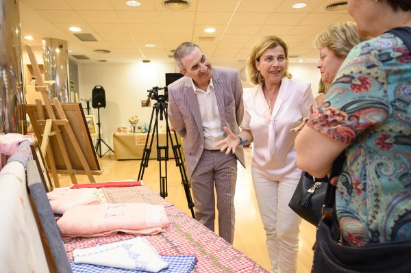 La concejala de Familia, Igualdad y Participación Vecinal ha inaugurado la exposición de trabajos que, con motivo de fin de curso, organizan en la sede de la Asociación Mediterráneo-Oliveros.
