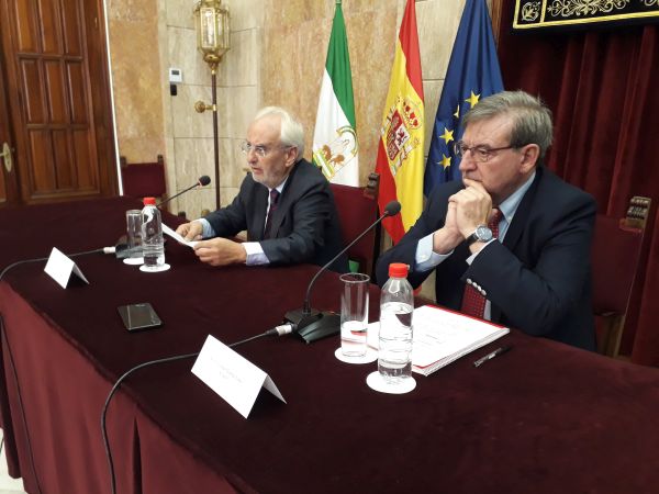 Manuel de la Fuente, acompañado por el senador Fernando Martínez, ha desgranado los compromisos adquiridos por la operadora tras la reunión mantenida ayer en Madrid con su presidente.