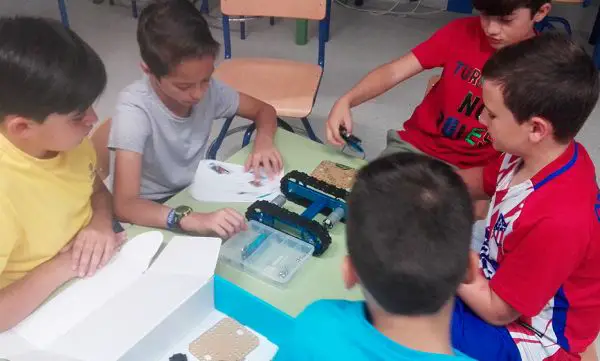 Los jóvenes se inician en robótica en Guadalinfo y la ponen en práctica programando sus propios proyectos con mucha creatividad y sistemas Makeblok y BQ .