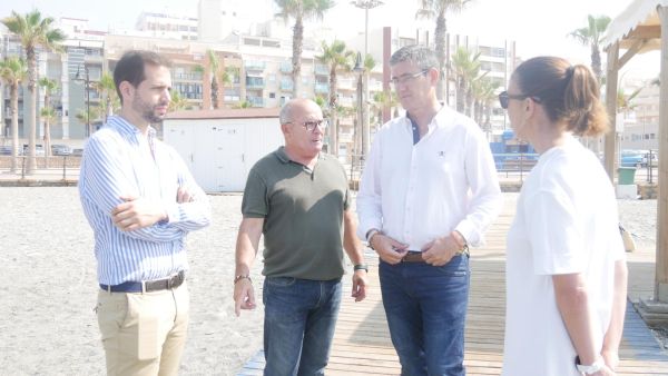 Manuel Cortés se muestra satisfecho con el trabajo que se realiza en las playas abderitanas, que es “uno de nuestros principales reclamos turísticos”.