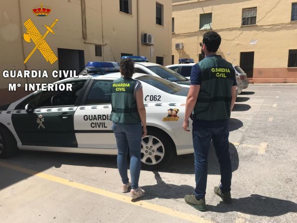 Los Agentes Guardia Civil sitúan a la misma persona en el robo de dos viviendas en la localidad de Roquetas de Mar, (Almería). La Guardia Civil detiene al autor de un delito en grado de tentativa de robo en interior de un vehículo.