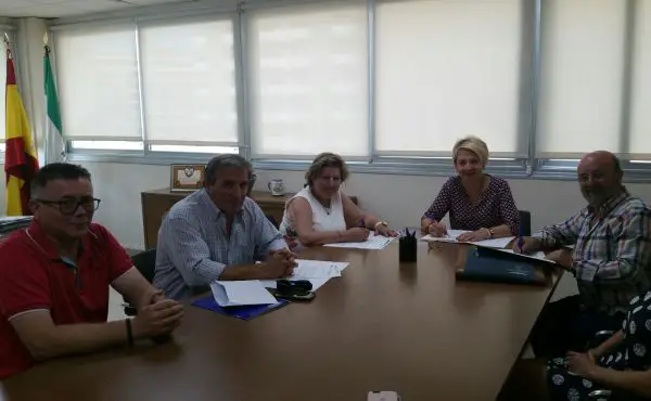 La delegada territorial de Fomento, Eloísa Cabrera, firma acuerdos con los alcaldes de Bacares, Bayarque, Laroya, Líjar y Taberno.
