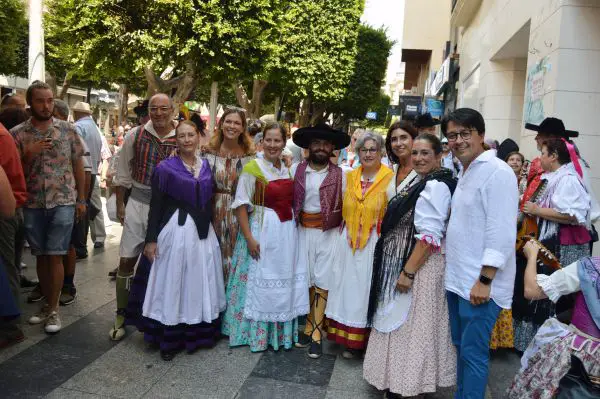 Almerienses y turistas conocen la vestimenta de los antepasados y disfrutan con el folclore del grupo Alcazaba y la Cuadrilla de Ánimas de Chirivel.