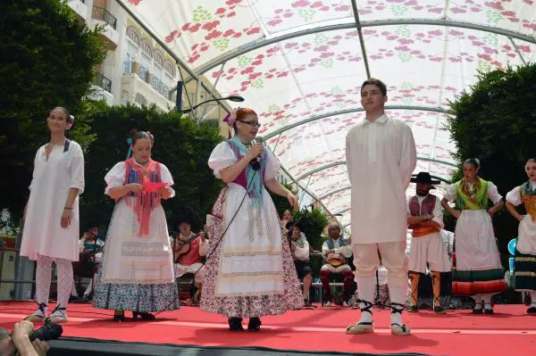 Almerienses y turistas conocen la vestimenta de los antepasados y disfrutan con el folclore del grupo Alcazaba y la Cuadrilla de Ánimas de Chirivel.