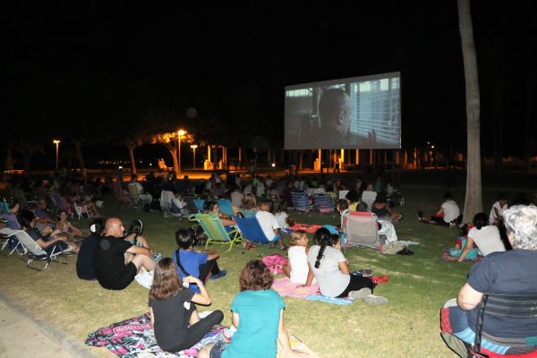 El primero de los filmes podrá verse hoy en el Campo de Rugby de Almerimar y el miércoles en el Parque Municipal de El Ejido La segunda película se proyectará en el Parque Brisamar mañana y el miércoles en el Parque del Palmeral de Balerma