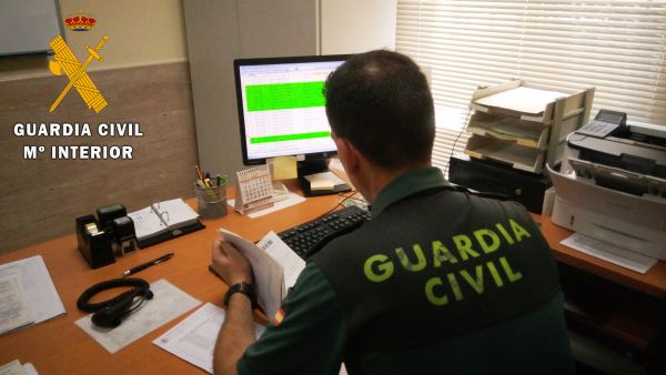 La Guardia Civil detiene a una persona que vendía trabajos de Post-grado o final de Masters a través de internet. El Detenido cobraba los trabajos y no hacia entrega de ellos.