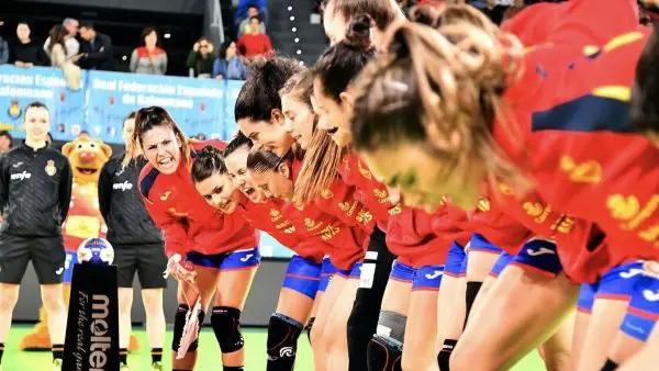 KUVER Producciones y la Real Federación Española de Balonmano organizan este partido oficial. El encuentro es decisivo para confirmar la presencia española en el campeonato europeo que se celebrará en 2020.