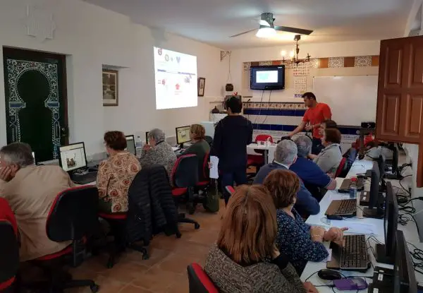 El Centro de Acceso Público a Internet de esta barriada acoge un ciclo de jornadas formativas de Andalucía Compromiso Digital.