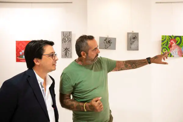 El artista afincado en Almería exhibe parte de su obra en este espacio expositivo con el que Diputación fomenta la cultura.