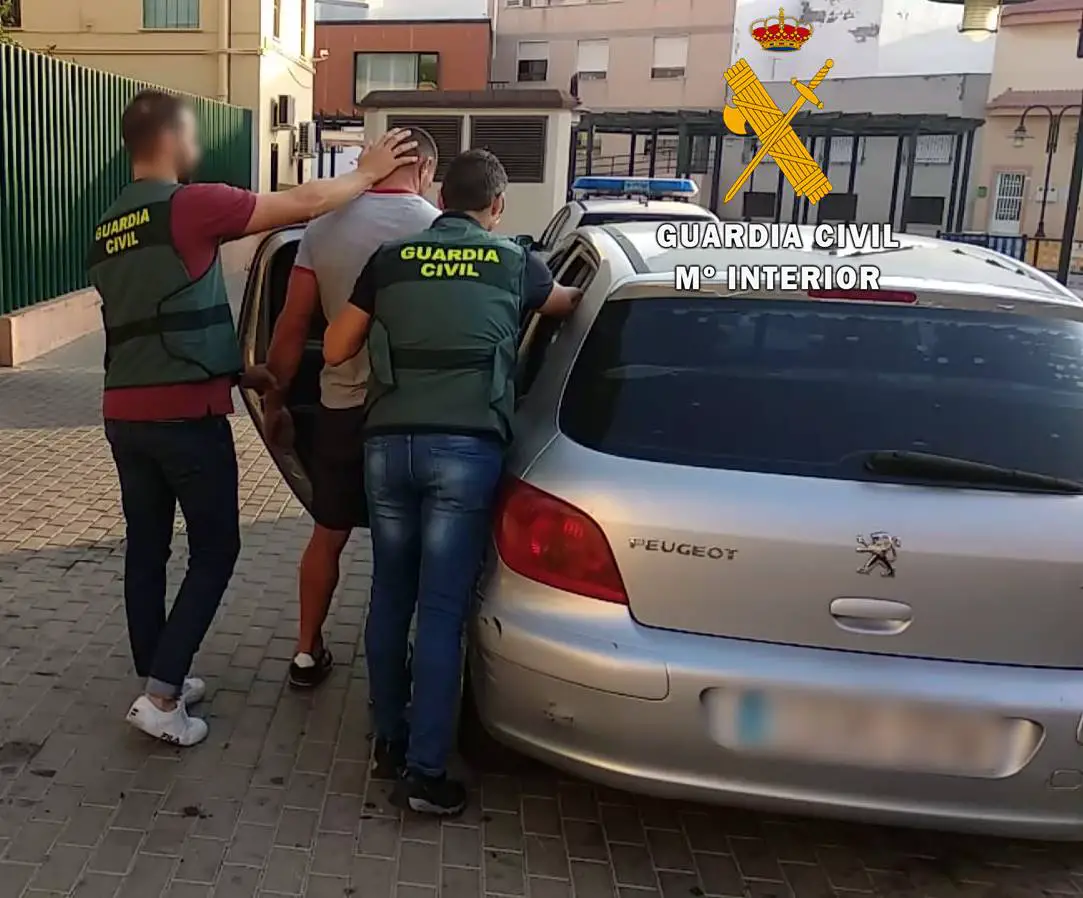 La víctima se encontraba trabajando como vigilante de seguridad en un local de ocio de la localidad de Roquetas de Mar, (Almería). El vigilante de seguridad es hospitalizado para ser intervenido quirúrgicamente a causa de las lesiones.