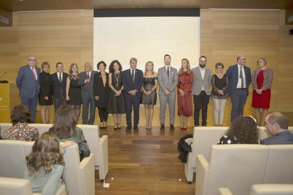 A través de este acto la Universidad de Almería ha querido reconocer la trayectoria, desarrollo personal y la implicación social de mujeres y hombres que estudiaron en sus aulas.
