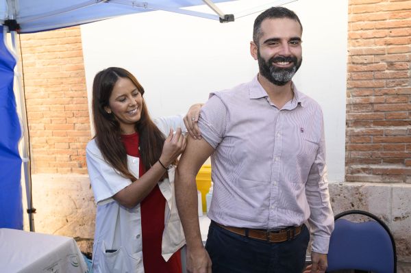 Ramón Fernández-Pacheco ha participado en la presentación de la campaña de la consejería de Salud 'Todos nos vacunamos frente a la gripe' que, por vez primera, ha sacado la vacunación a la calle.