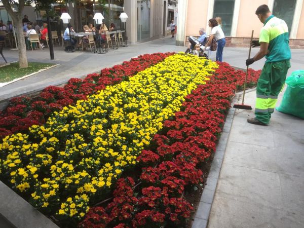 Fernández-Pacheco ha emitido un Bando, mientras que plazas y fuentes de la ciudad se tiñen de rojo y amarillo.