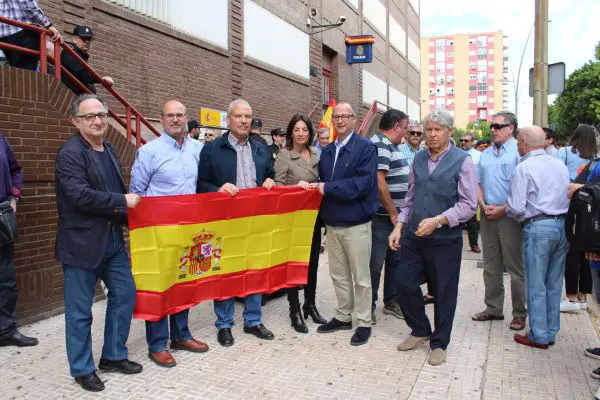 Luis Rogelio Rodríguez y Rosario Soto han participado en la concentración que se ha producido esta mañana en la Comisaría de Policía de Almería.